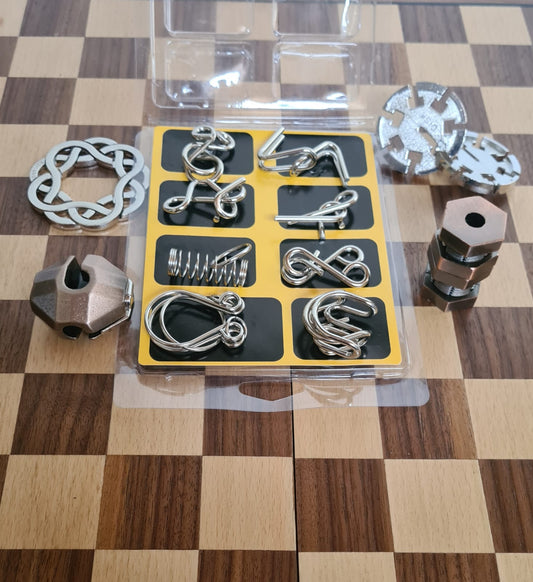 Comparativa visual de rompecabezas de metal tipo Hanayama y rompecabezas de alambre.