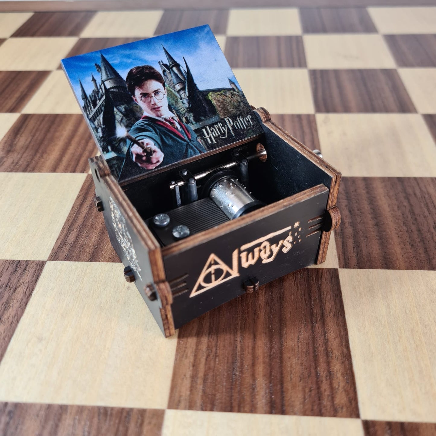 Caja-Musical-Harry-Frente-al-Castillo-Escena