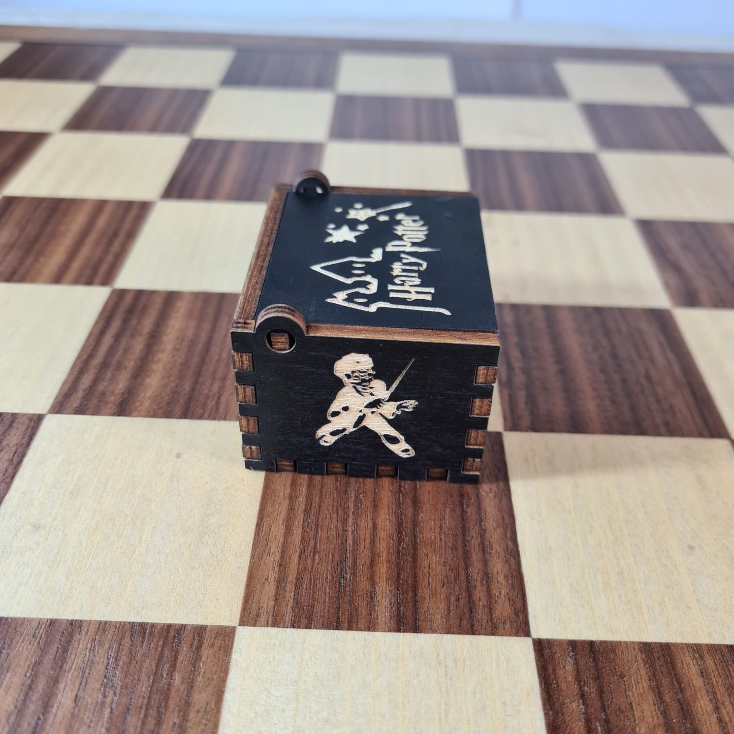 Caja-Musical-Harry-Potter-Harry-Ron-y-Hermione-Costado Izquierdo