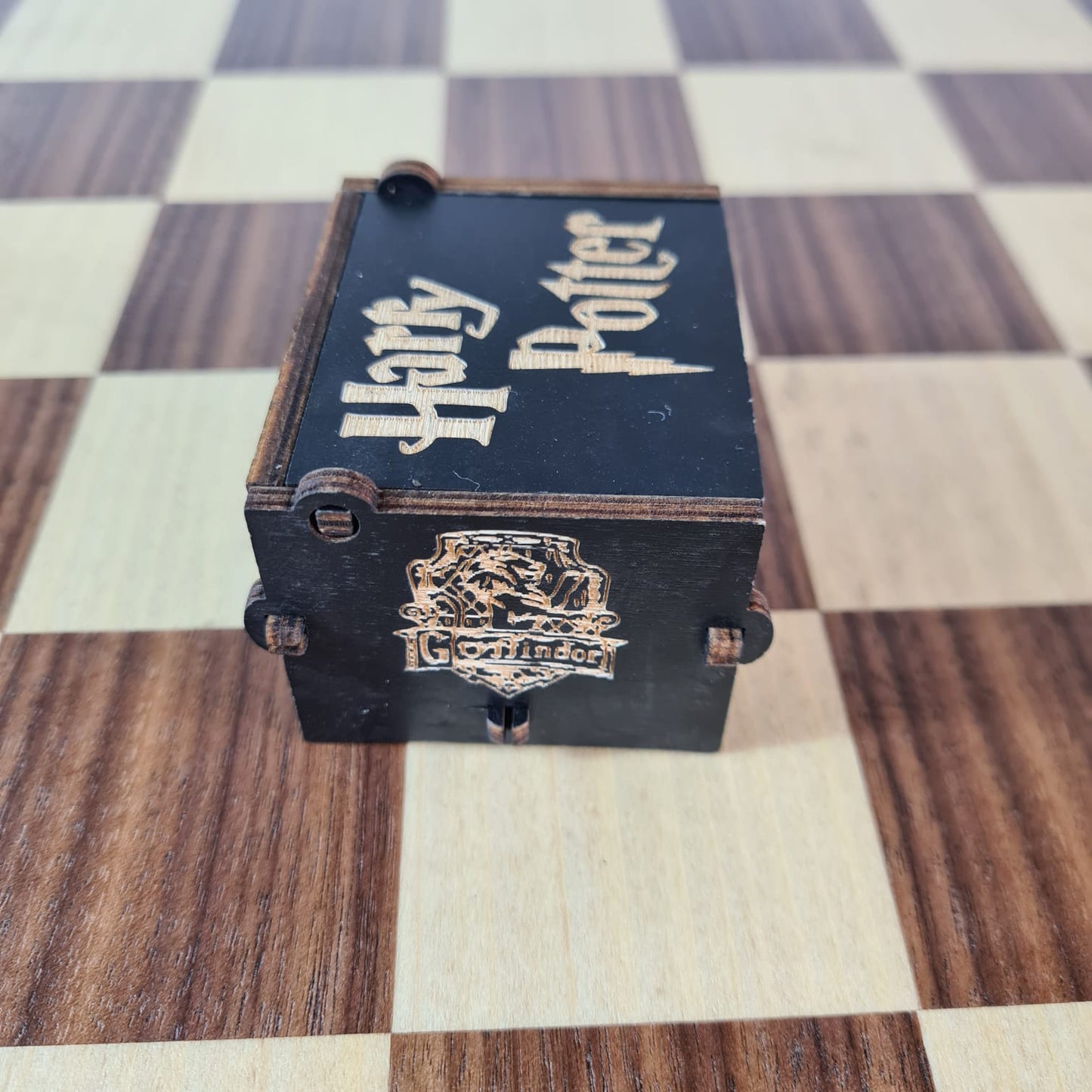Caja-Musical-Harry-Potter-Viaje-a-Hogwarts-Costado Izquierdo