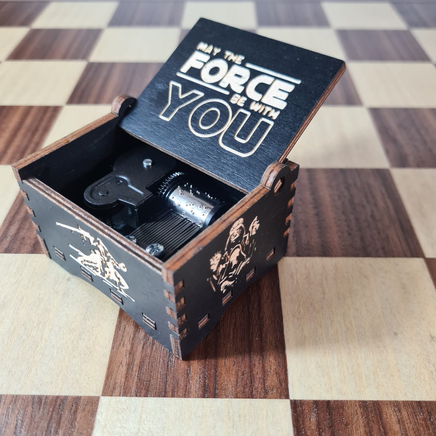 Caja-Musical-Star-Wars-GBP-Colecciones-Escena Lateral