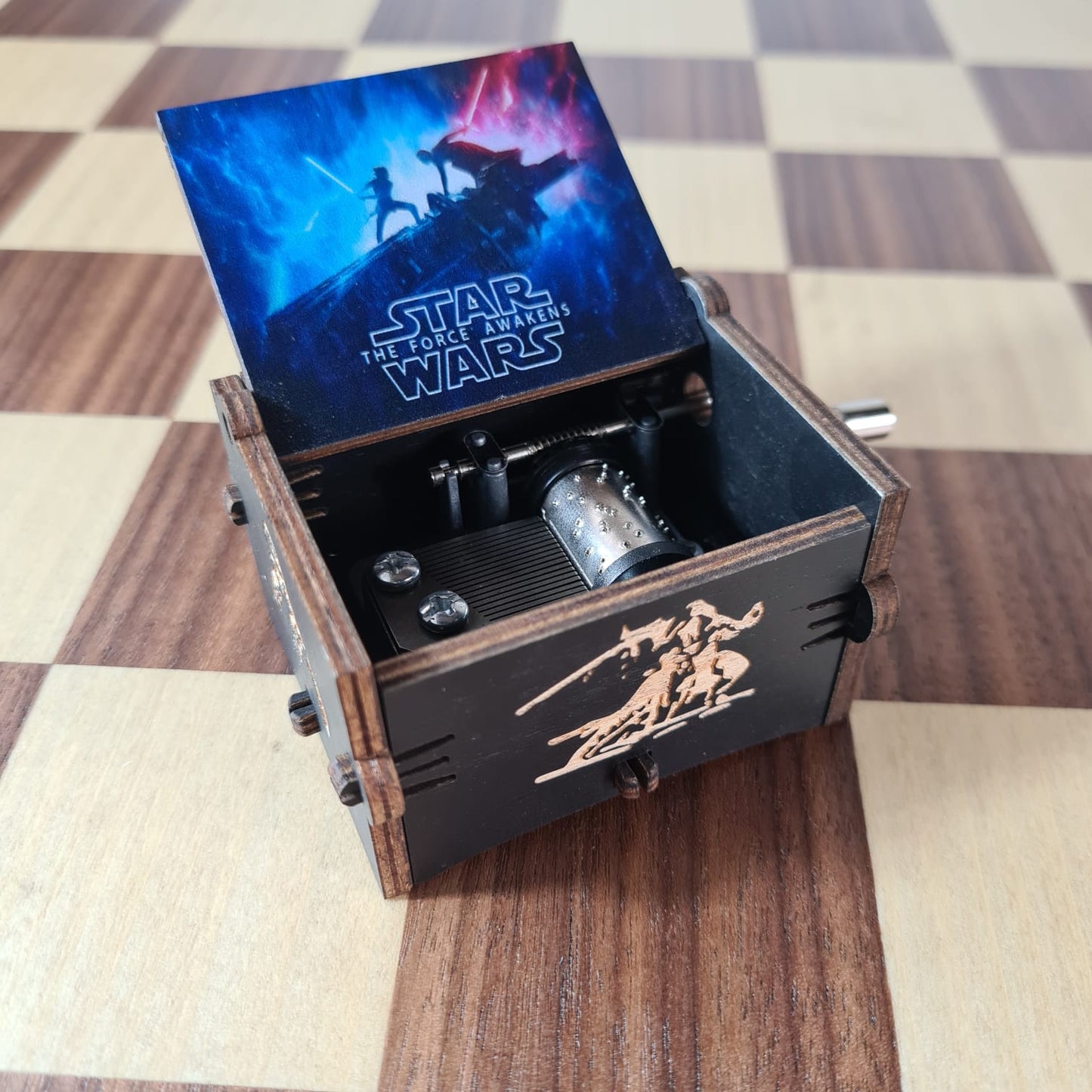 Caja-Musical-Star-Wars-The-Force-Awakens-GBP-Colecciones-Escena