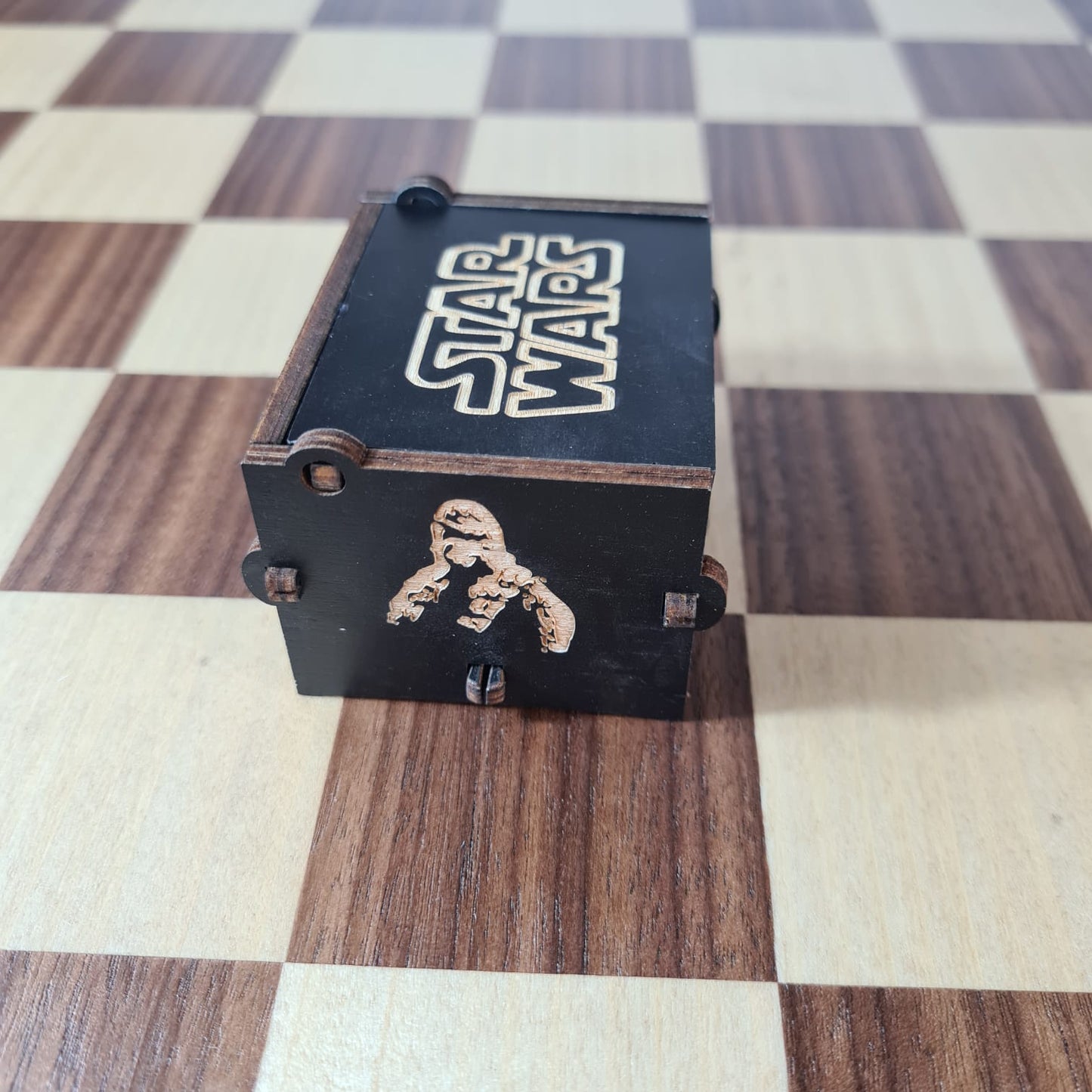 Caja-Musical-Star-Wars-The-Force-Awakens-GBP-Colecciones-Costado Izquierdo
