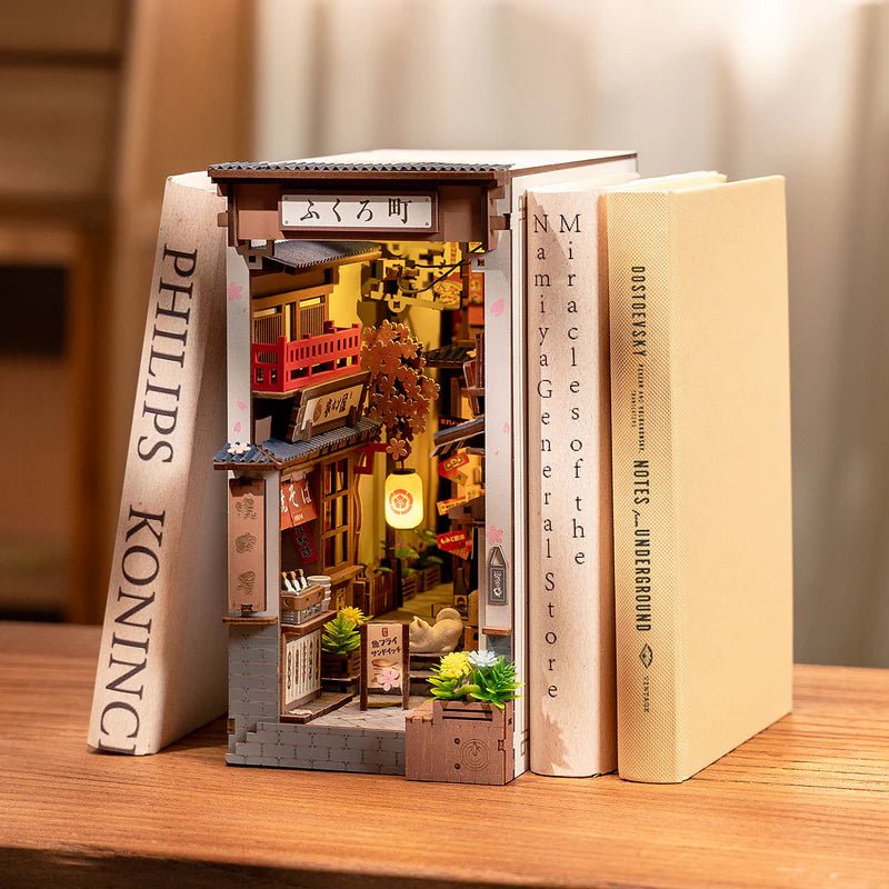 Gbpcolecciones-Robotime-TGB11-Sakura-Wine-Alley-Separador-Libros-contexto