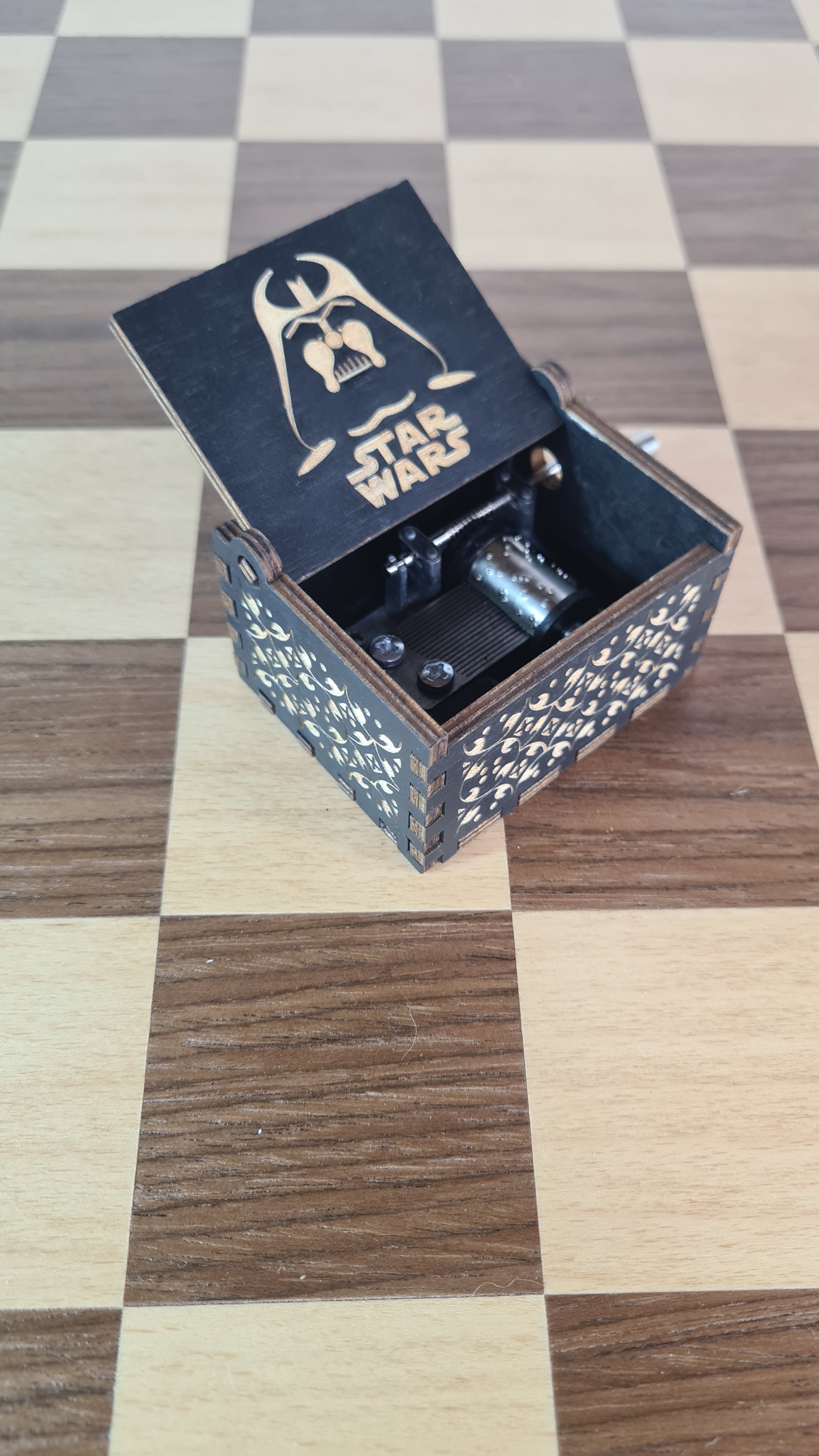 Caja-Musical-Star-Wars-Darth-Vader-GBP-Colecciones Detalle Costado