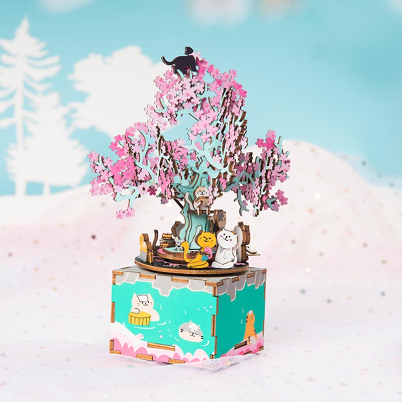 Caja Musical Árbol de Cerezo con Gatos de Robotime Rolife, puzzle 3D de madera ensamblado, con diseño detallado de cerezos en flor y figuras de gatos, acompañado de la melodía Greensleeves. De Frente.