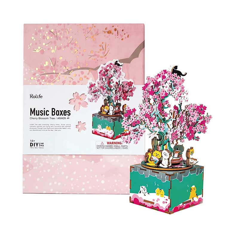 Caja Musical Árbol de Cerezo con Gatos de Robotime Rolife, puzzle 3D de madera ensamblado, con diseño detallado de cerezos en flor y figuras de gatos, acompañado de la melodía Greensleeves. Foto con caja de fondo.