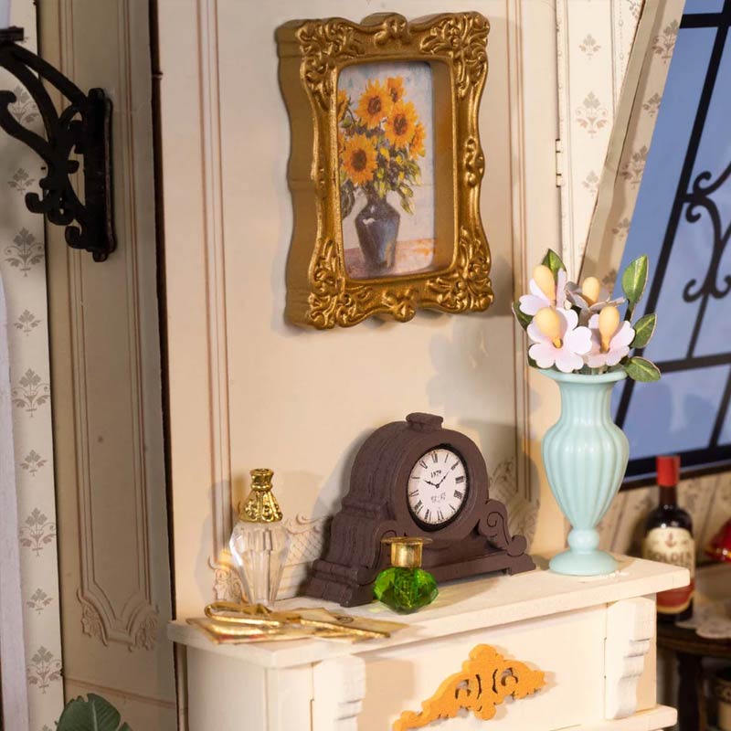 Robotime-DG175-Catherine_s-Living-Room-GBP-Colecciones Detalle reloj y cuadro