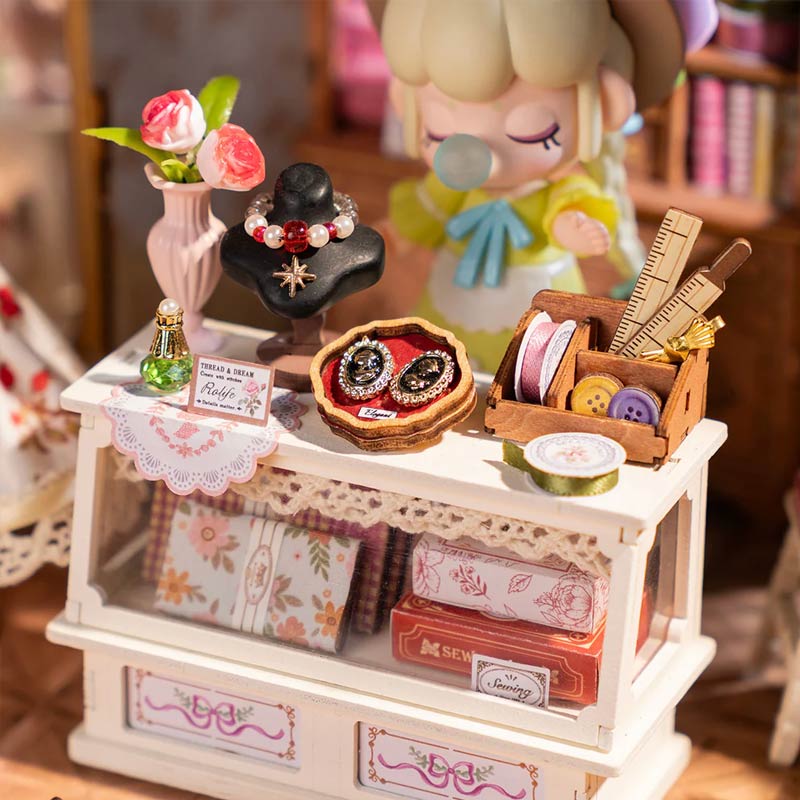 Robotime-DG178-Elsa_s-Tailoring-GBP-Colecciones Detalles escritorio