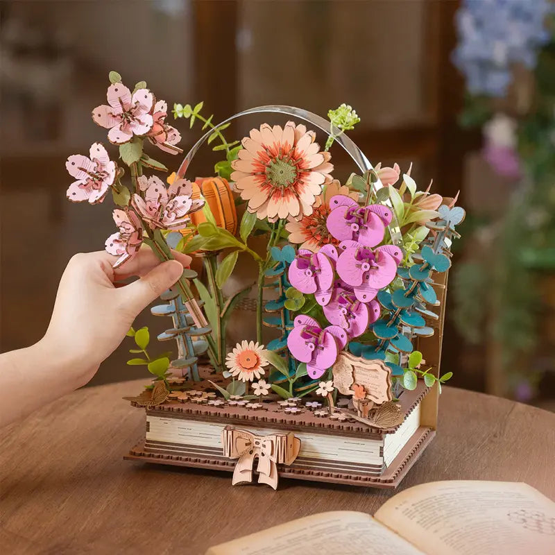 Robotime-TW04H-Wooden-Blooming-Book-GBP-Colecciones Escena
