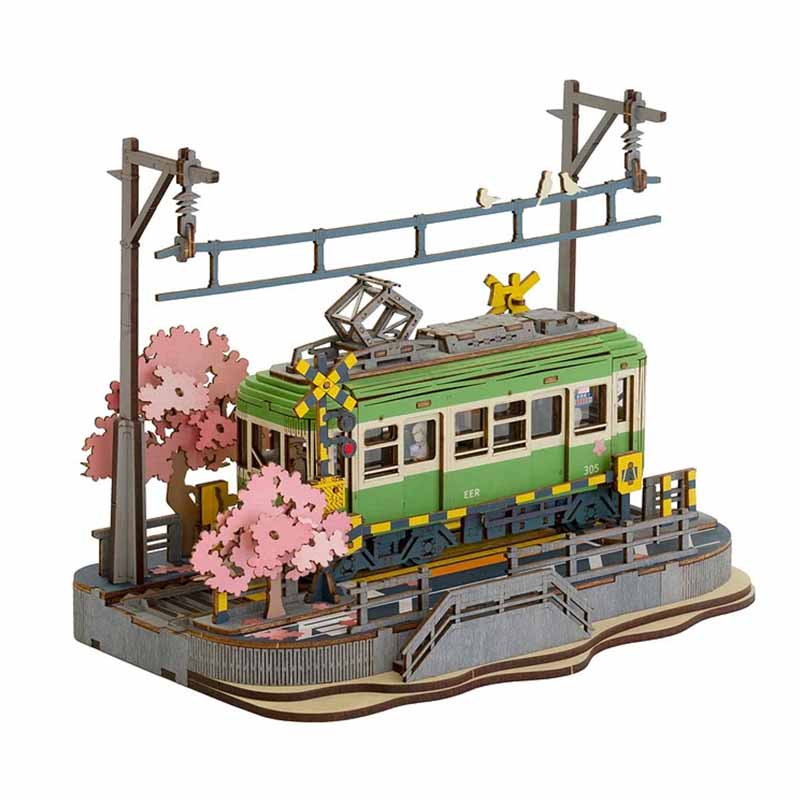 Tranvía Sakura Journey de Robotime Rolife, puzzle 3D de madera con diseño detallado de un tranvía japonés iluminado por luces LED, rodeado de cerezos en flor, ideal para mayores de 14 años. Primer plano